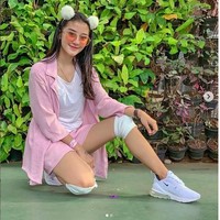 Terakhir ada Ghea Youbi. Pedangdut yang satu ini juga memiliki belahan dagu alami. Penampilannya pun selalu sukses membuat terpana. Bagaimana menurutmu penampilannya? Foto: Instagram Ghea Youbi