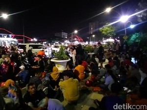 Pusat Kota Surabaya Terus Dipadati Warga yang Nantikan Tahun Baru