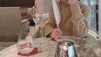 Jessica kini fokus membangun usaha Blanc & Eclare yang didirikannya. Saat senggang, ia memilih pleserian ke New York sambil minum wine. Foto: Instagram jessica.syj