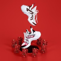 Tren statement sneakers belum berlalu untuk setahun ke depan. Mau dad sneakers atau slip-on bersol tinggi, tinggal pilih sesuai gaya kamu. (Foto: Louis Vuitton)