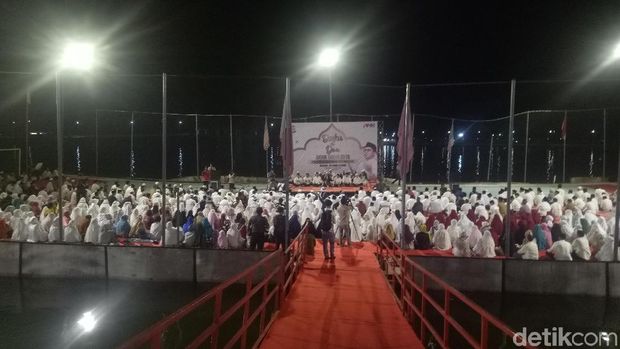 Warga kumpul Anjungan Pantai Losari
