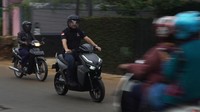 Harun mencoba motor listrik Gesits di jalanan. Foto: 20Detik