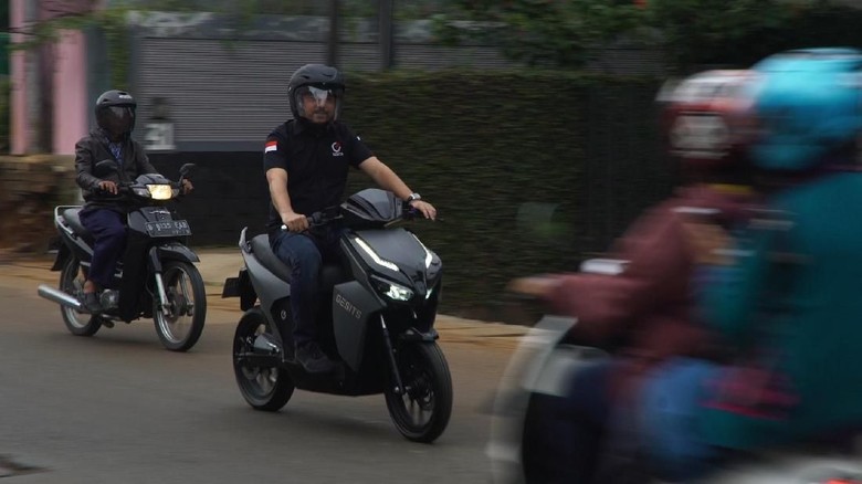 CEO PT GESITS Technologies Indo Harun Sjech beraksi dengan motor Gesits (Foto: 20Detik) CEO PT GESITS Technologies Indo Harun Sjech beraksi dengan motor Gesits (Foto: 20Detik)