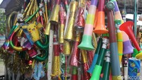 Beberapa tahun lalu jenis terompet yang diminati ialah yang berjenis plastik, karena ujung tiupan terompetnya dapat dibersihkan dengan mudah dibandingkan dengan material kardus yang mudah lapuk. Foto: Kireina S. Cahyani