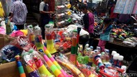 Terompet kertas dijual mulai dari harga Rp 10.000 hingga Rp 25.000.