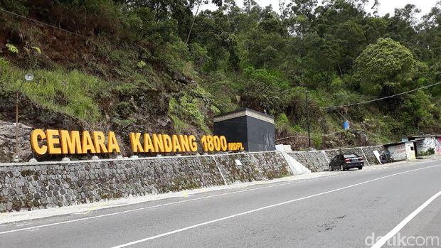 Jalur pendakian Gunung Lawu via Cemoro Kandang, Karanganyar, Senin (31/12/2018).