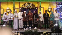 Anies Baswedan dan Aa Gym saat berfoto bersama sejumlah pasangan nikah massal.