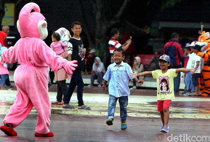Libur akhir tahun dimanfaatkan warga untuk berkunjung ke berbagai objek wisata. Salah satunya adalah TMII yang mulai ramai jelang malam tahun baru.