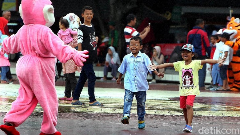 Taman Mini Indonesia Indah (TMII) Libur akhir tahun dimanfaatkan warga untuk berkunjung ke berbagai objek wisata. Salah satunya adalah TMII yang mulai ramai jelang malam tahun baru.
