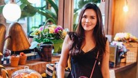 Deasy Priscilla punya gaya yang modis dan cantik. Ia paling hobi ngeteh, dan menghampiri kafe-kafe dengan interior cantik kekinian. Foto: Instagram @deasypriscilla