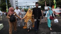 Lokasi nikah massal berada di lapangan parkir yang berlokasi di samping Gedung Bank Mandiri, Jalan MH Thamrin.