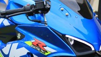 Meski tidak merubah struktur rangka atau bracket dudukan bodi, menurut Eka pemasangan headlamp variasi ini perlu melakukan ubahan di sektor kelistrikan. Foto: Dok. Irwan Bojank