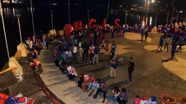Warga memadati Pantai Losari untuk merayakan tahun baru 2019.