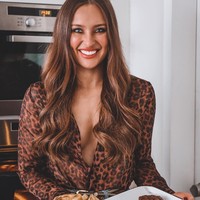 Selain menjadi model, Rozanna juga pintar memasak. Ia bahkan memiliki buku resep sendiri berjudul Natural Born Feeder yang berisi berbagai makanan sehat. Foto: Dok. Instagram/Rozanna Purcell