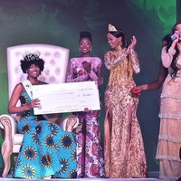 Dorcas Kasinde baru saja merasakan keharuan dan kebahagiaan ketika rambutnya terbakar di acara final Miss Africa 2018. Sesaat setelah dirinya diumumkan jadi pemenang tiba-tiba api menyambar rambutnya. Foto: Instagram @dorcas_dienda
