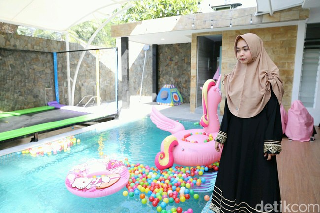 Hijab instan yang ia pakai kala itu merupakan karyanya sendiri. Ricis membangun bisnis busana muslim bernama Ricis Khayra. Melalui labelnya itu, Ria Ricis menjual produk-produk syari seperti gamis hingga khimar. Foto: Ismail/detikFoto