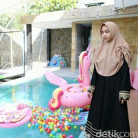 Hijab instan yang ia pakai kala itu merupakan karyanya sendiri. Ricis membangun bisnis busana muslim bernama Ricis Khayra. Melalui labelnya itu, Ria Ricis menjual produk-produk syari seperti gamis hingga khimar. Foto: Ismail/detikFoto