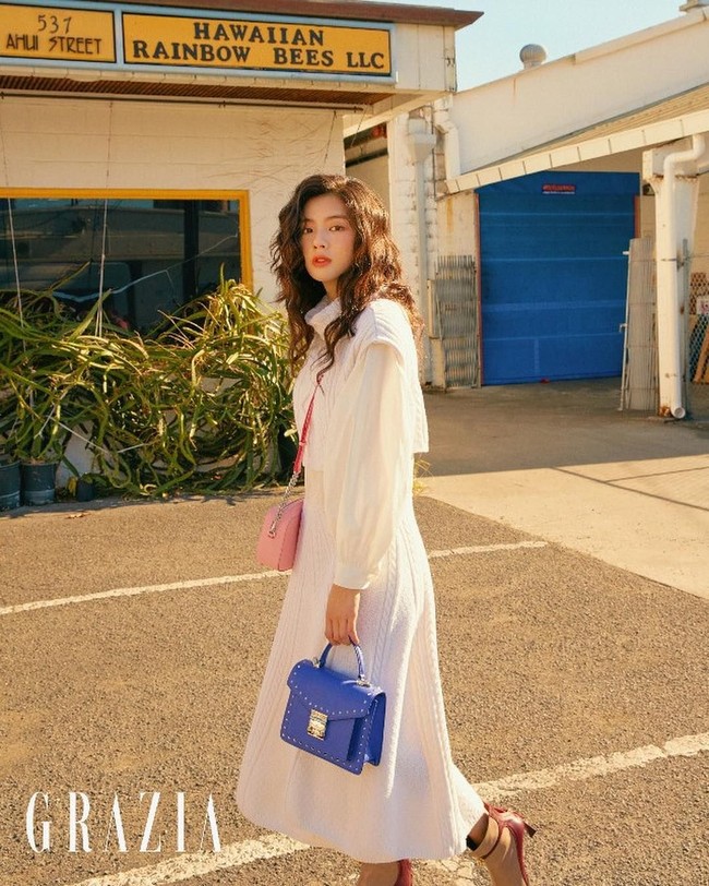 Punya wajah cantik, Lee Sun Bin cukup sering tampil di sampul majalah. Begini gayanya saat jadi model pemotretan. Foto: Instagram @sunbin_eyesmag