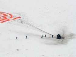 Pendaratan Dramatis 3 Astronot dari Antariksa ke Padang Salju