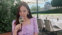 Pelantun lagu One More Christmas ini terlihat manis menggunakan dress ungu. Santainya di musim panas ditemani segelas sparkling water plus lemon. Foto: Instagram jessica.syj