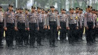 Hujan yang mengguyur kawasan Monas membuat personel gabungan basah kuyup.