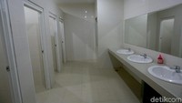 Kondisi toilet yang masih terlihat bersih dan rapi pun harus tetap terus terjaga dan pentingnya kesadaran masyarakat akan budaya menjaga kebersihan area/fasilitas publik.