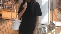 Meski umurnya jelang 30 tahun, Jessica kelihatan awet muda banget ya? Lihat aja nih gaya imutnya saat makan gelato. Foto: Instagram jessica.syj