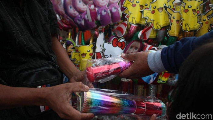 Seorang pedagang terompet tahun baru (Foto: Kireina/detikHealth) Seorang pedagang terompet tahun baru (Foto: Kireina/detikHealth)
