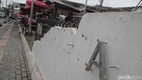 Beberapa fasilitas di lokasi tampak rusak.
