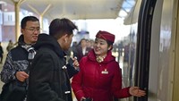 Para staf berpose di dalam kereta rute Shenyang-Chengde saat pertama kalinya kereta beroperasi. Foto: Dok. Xinhuanet