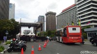 Panggung menutup 2 lajur jalan namun lalu lintas masih terpantau ramai lancar.  (Foto: Lisye Sri Rahayu/detikcom)
