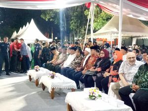 Hadiri Nikah Massal Pemprov DKI, Anies Disambut Aa Gym
