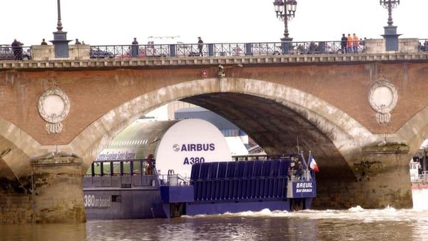Dari Pauillac, 6 komponen utama A380 dipindah ke kapal tongkang dan meneruskan perjalanan ke Toulouse. Kapal tongkang beroperasi 4 kali PP, menempuh jarak 95 kilometer menyusuri Sungai Garonne ke Langon dan masih 240 km lagi ke FAL di Toulouse (Airbus/CNN Travel)