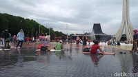 Masuk ke dalam, keramaian mulai tampak di tugu Monas mini yang ada di tengah air mancur. Mulai dari pengunjung yang datang bersama keluarga, teman hingga pedagang, semuanya berbaur jadi satu (Johanes Randy/detikTravel)
