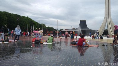 Foto: TMII Mulai Ramai Jelang Malam Tahun Baru