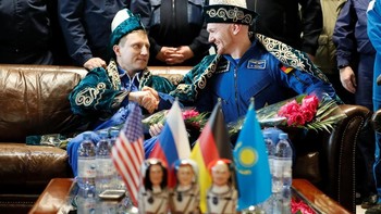 Alexander Gerst dan Sergey Prokopyev tampak berbaju nasional Kazakhstan dalam konferensi pers di bandara kota Zhezkazgan. Foto: Reuters