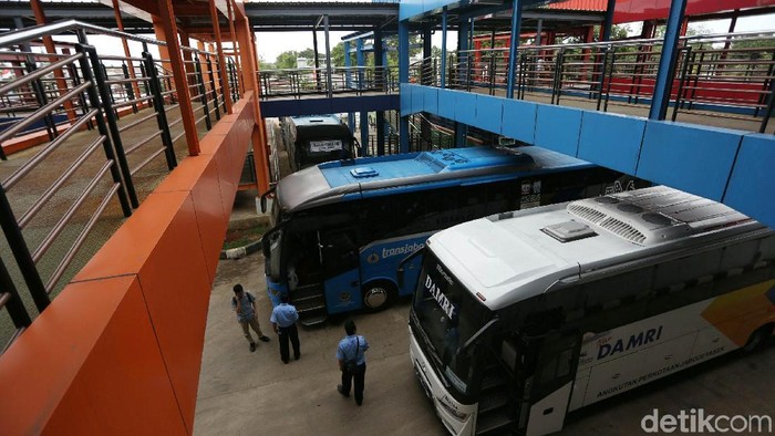 Kepala BPTJ Bambang Prihartono meresmikan terminal tipe A Pondok Cabe di Tengerang Selatan, Senin (31/12/2018). Selain peresmian terminal ini juga dibuka trayek PPD Premium Pondok Cabe Senen dan juga Damri tujuan Bandara Soekarno Hatta.