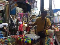 Penjualan Terompet di Pasar Asemka