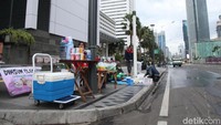 Para PKL ini sudah memenuhi kawasan Bundaran HI sejak sore hari.
