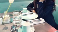 Manisnya Jessica saat mampir ke The Blue Box Cafe yang mengusung konsep Breakfast at Tiffanys. Foto: Instagram jessica.syj