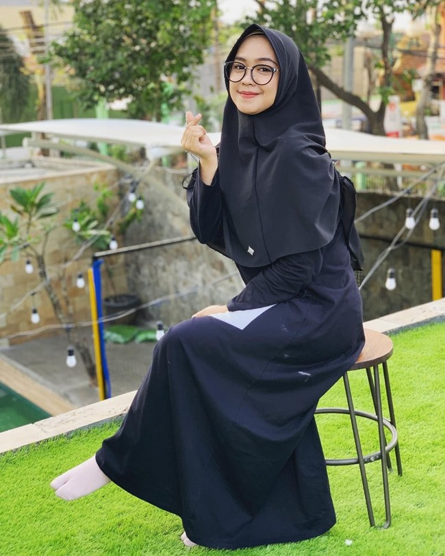 Namun, meski telah sukses adik aktris Oki Setiana Dewi ini tak pernah terlihat berpenampilan mewah. Ia selalu tampil syari memakai hijab menutupi dada. Foto: Instagaram/riaricis1795
