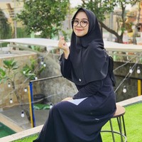 Namun, meski telah sukses adik aktris Oki Setiana Dewi ini tak pernah terlihat berpenampilan mewah. Ia selalu tampil syari memakai hijab menutupi dada. Foto: Instagaram/riaricis1795