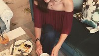 Menikmati secangkir teh hangat sambil mencicip aneka kue dan cokelat, jadi pilihan Deasy menghabiskan waktu luang sekaligus bersantai. Foto: Instagram @deasypriscilla