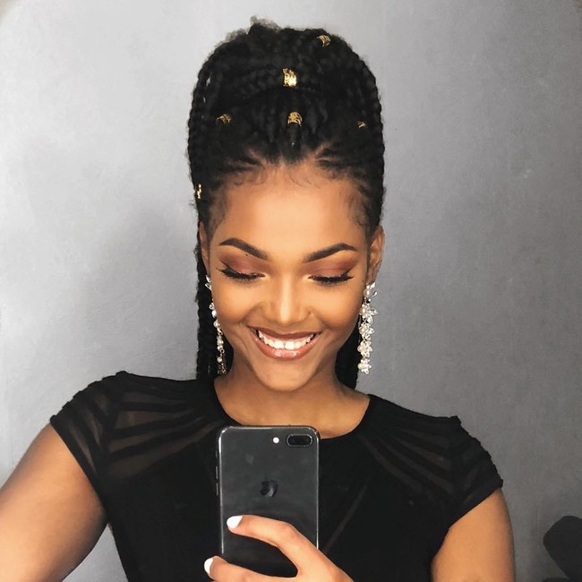 Miss Africa 2018 tersebut pun berhak memenangkan mobil SUV dan uang tunai $35 ribu atau sekitar Rp 509 jutaan. Foto: Instagram @dorcas_dienda