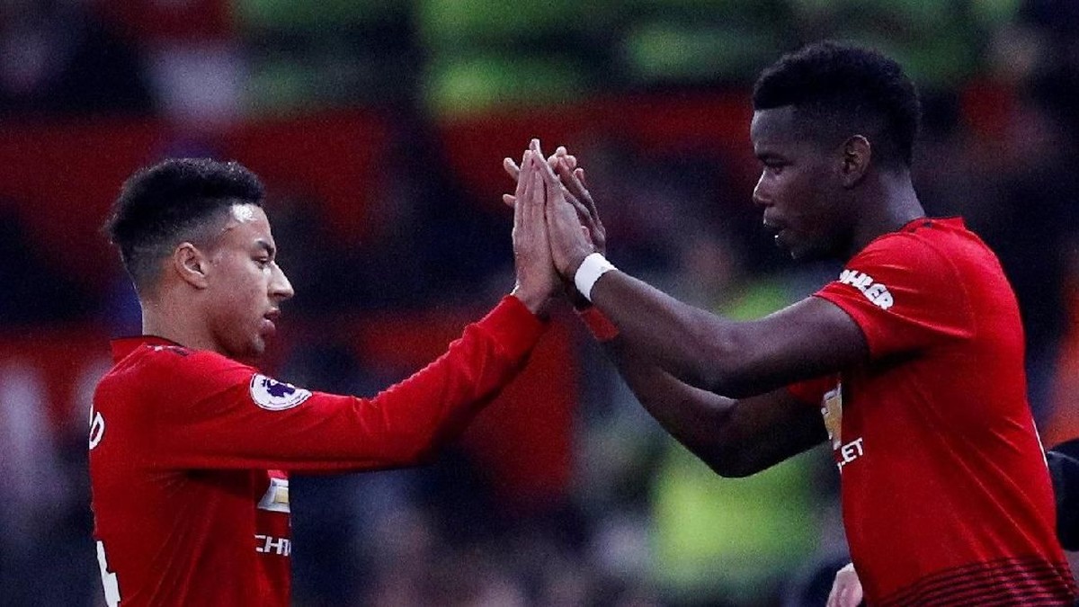 Jesse Lingard (kiri) dan Paul Pogba dikabarkan berseteru saat MU menjalani latihan pramusim. (Foto: Darren Staples/ Reuters)
