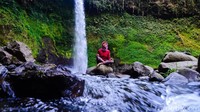 Wisatawan bisa mengabadikan setiap momen di air terjun dengan kamera. Kamu juga bisa menikmati makan buah apel segar sambil melihat pemandangan air terjun yang cantik (Muhajir Arifin/detikTravel)