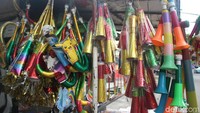 Berbagai jenis terompet dijajakan oleh pedagang kaki lima untuk menyambut malam tahun baru. Foto: Kireina S. Cahyani