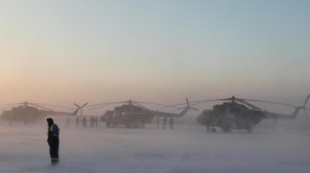 Helikopter bersiaga menjelang kedatangan kapsul Soyuz MS-09 dari International Space Station (ISS) yang membawa 3 astronot, di tengah terbit matahari. Foto: Reuters