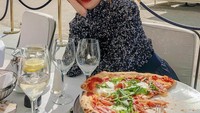 Kala di Prancis, Jessica tak lewatkan kulineran enak. Pizza by the Louvre, tulisnya di keterangan foto. Foto: Instagram jessica.syj