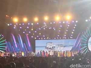 Warna-warni Pesta Kembang Api di Monas